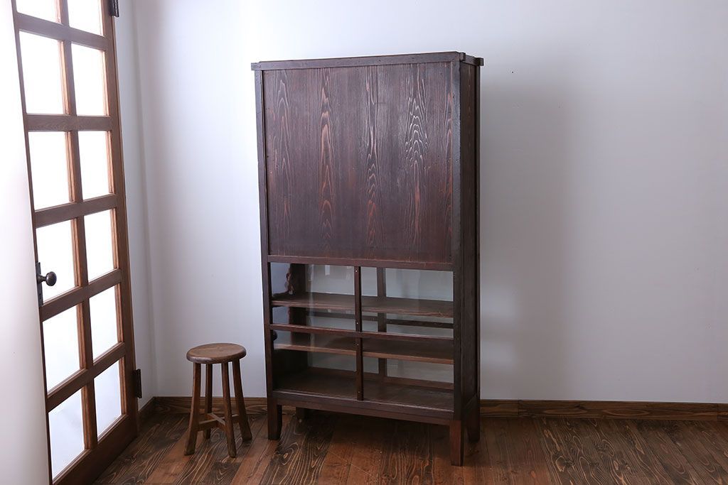 アンティーク家具　アンティーク　背面ガラスの脚付き収納棚(キャビネット、食器棚)