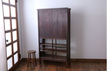 アンティーク家具　アンティーク　背面ガラスの脚付き収納棚(キャビネット、食器棚)