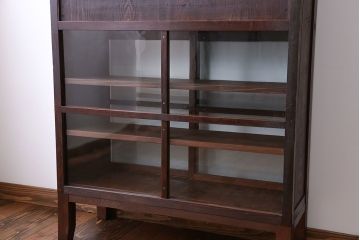 アンティーク家具　アンティーク　背面ガラスの脚付き収納棚(キャビネット、食器棚)