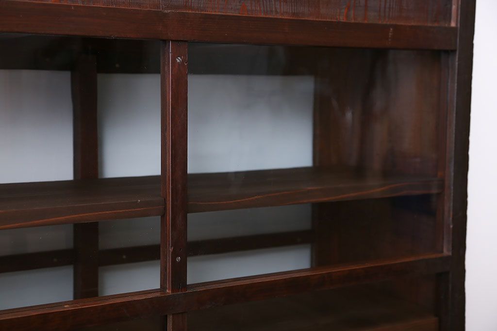 アンティーク家具　アンティーク　背面ガラスの脚付き収納棚(キャビネット、食器棚)