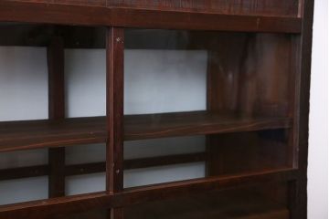 アンティーク家具　アンティーク　背面ガラスの脚付き収納棚(キャビネット、食器棚)