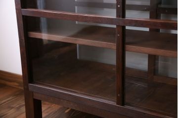 アンティーク家具　アンティーク　背面ガラスの脚付き収納棚(キャビネット、食器棚)