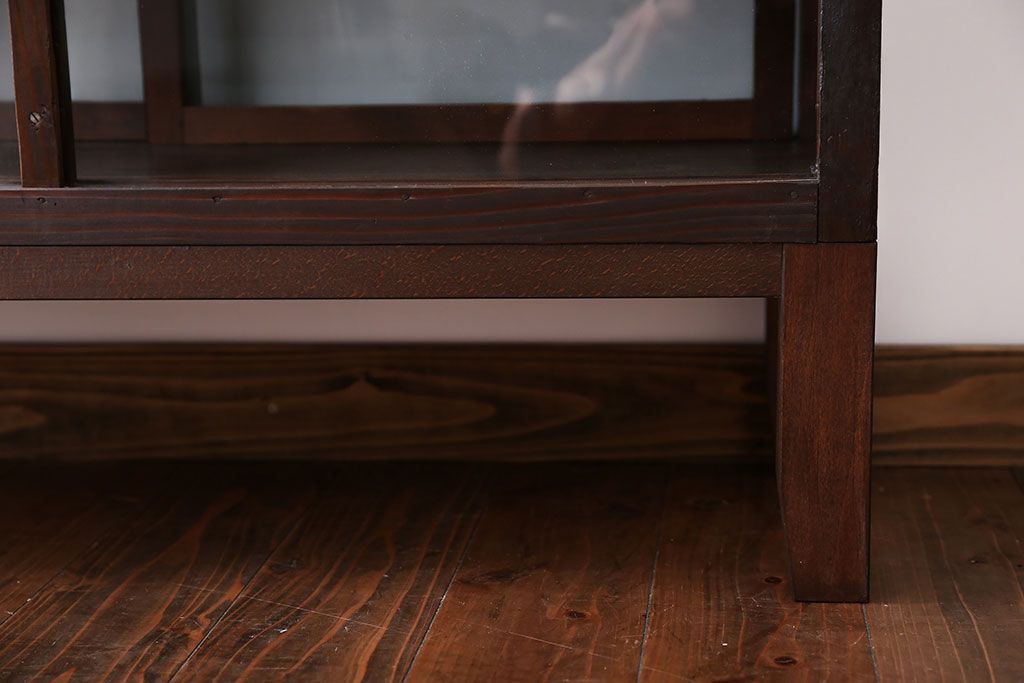 アンティーク家具　アンティーク　背面ガラスの脚付き収納棚(キャビネット、食器棚)