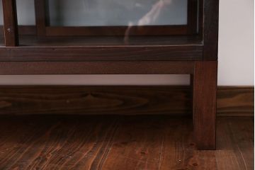 アンティーク家具　アンティーク　背面ガラスの脚付き収納棚(キャビネット、食器棚)