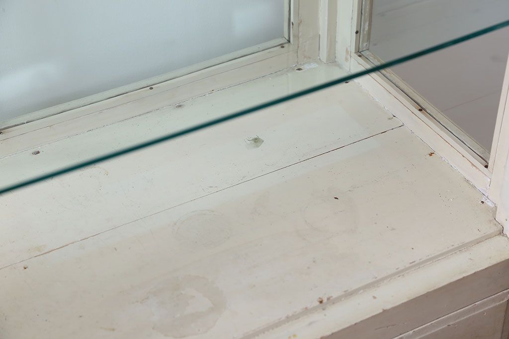 アンティーク家具　アンティーク オリジナルペイントのケビントガラスケース(収納棚、キャビネット)