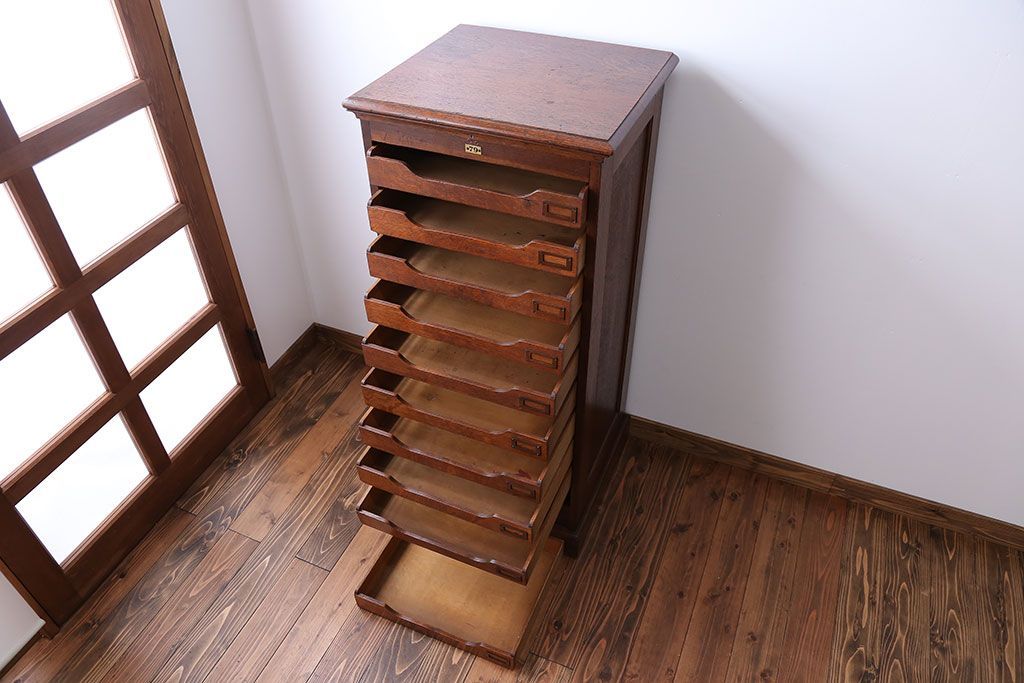 アンティーク家具　アンティーク ネームプレート付きオーク材の縦型10段引出し