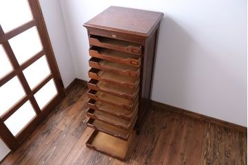 アンティーク家具　アンティーク ネームプレート付きオーク材の縦型10段引出し