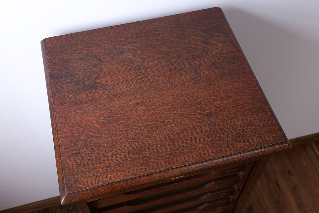 アンティーク家具　アンティーク ネームプレート付きオーク材の縦型10段引出し