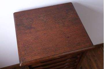 アンティーク家具　アンティーク ネームプレート付きオーク材の縦型10段引出し