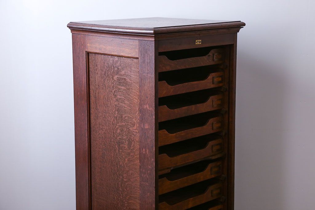 アンティーク家具　アンティーク ネームプレート付きオーク材の縦型10段引出し