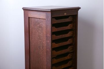 アンティーク家具　アンティーク ネームプレート付きオーク材の縦型10段引出し