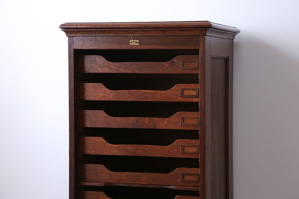 アンティーク家具　アンティーク ネームプレート付きオーク材の縦型10段引出し