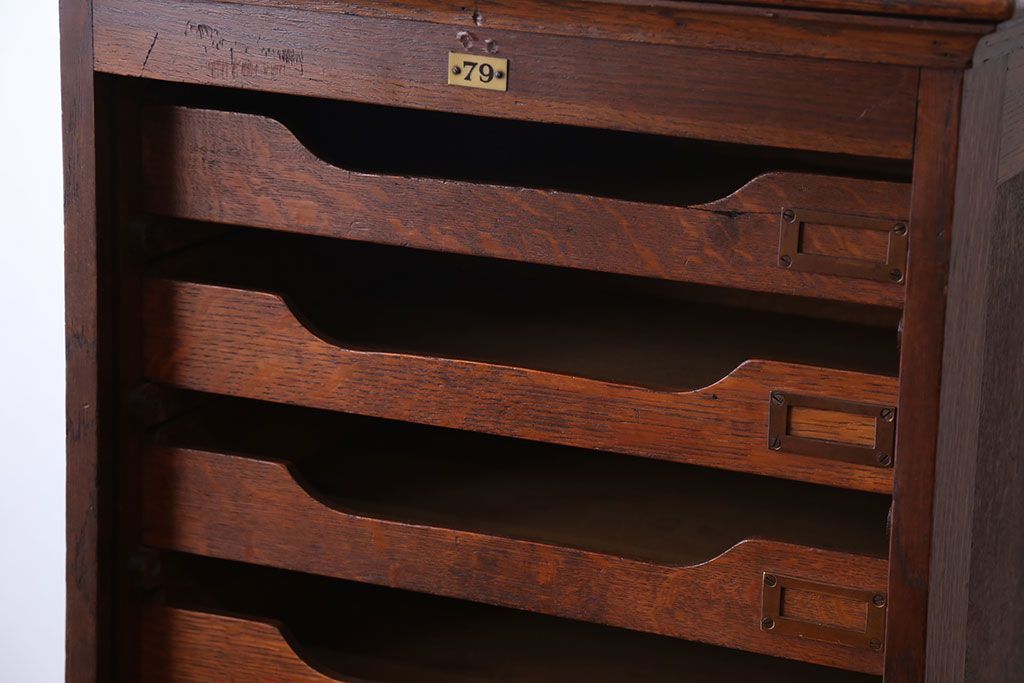 アンティーク家具　アンティーク ネームプレート付きオーク材の縦型10段引出し