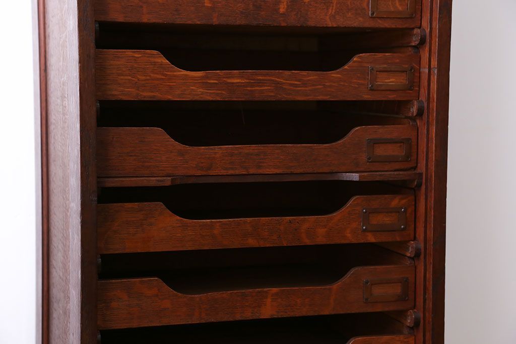 アンティーク家具　アンティーク ネームプレート付きオーク材の縦型10段引出し