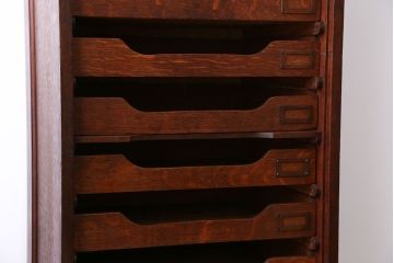 アンティーク家具　アンティーク ネームプレート付きオーク材の縦型10段引出し