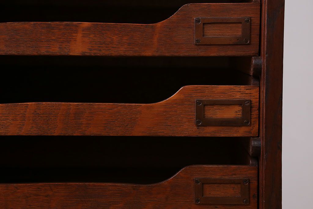 アンティーク家具　アンティーク ネームプレート付きオーク材の縦型10段引出し