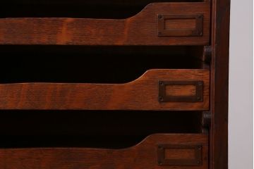 アンティーク家具　アンティーク ネームプレート付きオーク材の縦型10段引出し