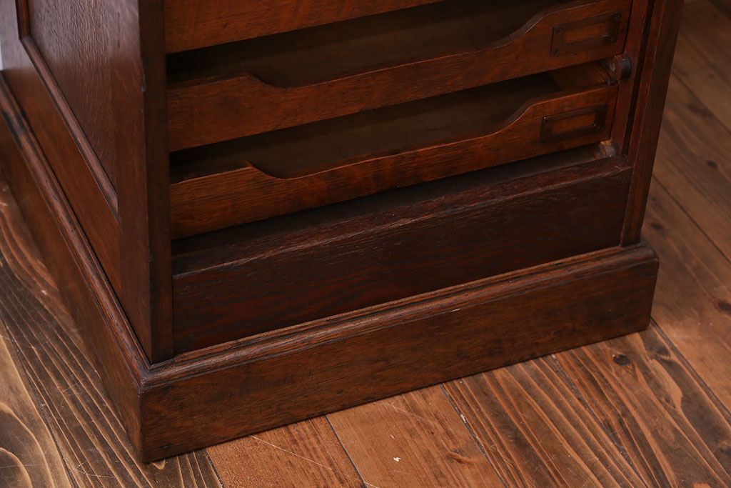 アンティーク家具　アンティーク ネームプレート付きオーク材の縦型10段引出し