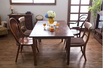 アンティーク家具　古い松材天板のシンプルなダイニングテーブル