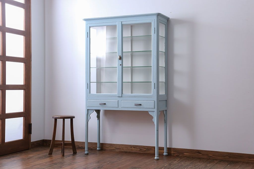 アンティーク家具　アンティーク 色合いがかわいいケビントガラスケース(キャビネット)