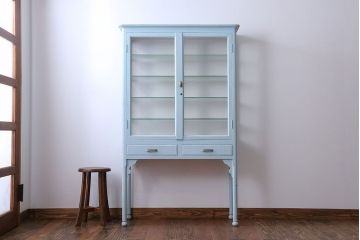 アンティーク家具　アンティーク 色合いがかわいいケビントガラスケース(キャビネット)