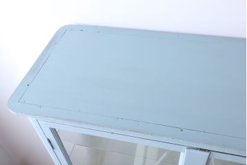 アンティーク家具　アンティーク 色合いがかわいいケビントガラスケース(キャビネット)