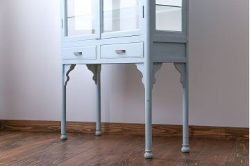 アンティーク家具　アンティーク 色合いがかわいいケビントガラスケース(キャビネット)