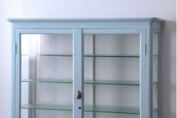 アンティーク家具　アンティーク 色合いがかわいいケビントガラスケース(キャビネット)