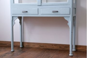 アンティーク家具　アンティーク 色合いがかわいいケビントガラスケース(キャビネット)