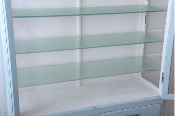 アンティーク家具　アンティーク 色合いがかわいいケビントガラスケース(キャビネット)