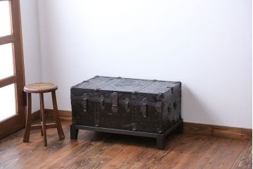 アンティーク家具　アンティーク 脚付き!ブラックトランク(テーブル)