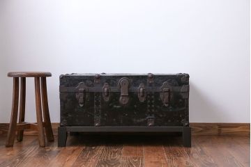 アンティーク家具　アンティーク 脚付き!ブラックトランク(テーブル)