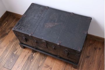 アンティーク家具　アンティーク 脚付き!ブラックトランク(テーブル)