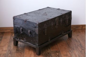 アンティーク家具　アンティーク 脚付き!ブラックトランク(テーブル)