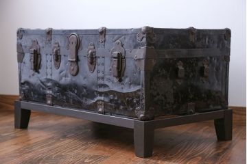 アンティーク家具　アンティーク 脚付き!ブラックトランク(テーブル)