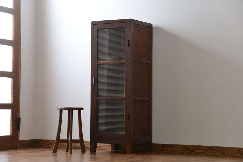 レトロ家具　昭和レトロ モールガラス入り!スリムな縦型脚付き戸棚