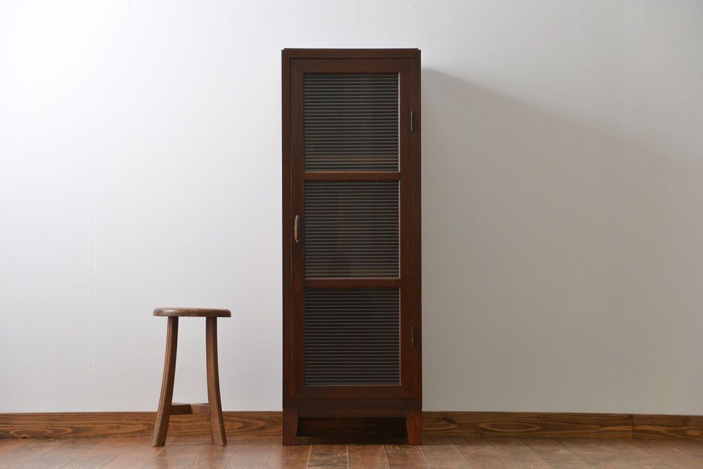 レトロ家具　昭和レトロ モールガラス入り!スリムな縦型脚付き戸棚