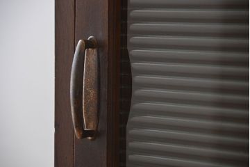 レトロ家具　昭和レトロ モールガラス入り!スリムな縦型脚付き戸棚
