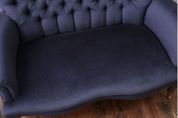 アンティーク家具　イギリスアンティーク 上質!小振りなウィングバック2Pラブソファ(ウイングバックソファ)