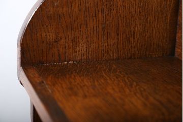 アンティーク家具　イギリスアンティーク　オーク材!側面のデザインが美しい本棚