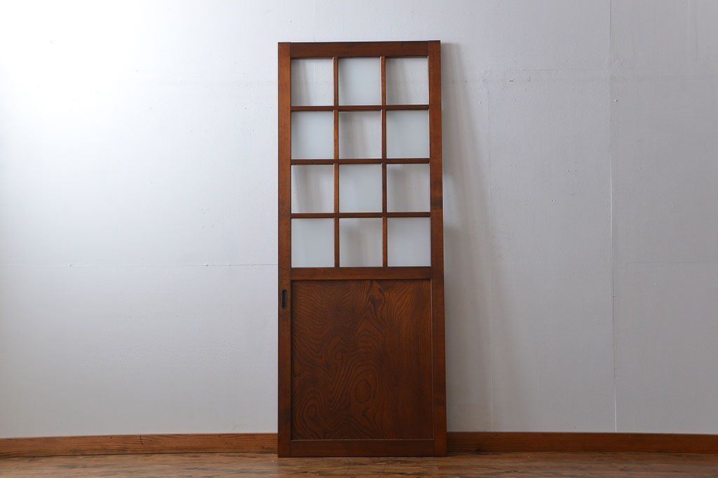 市松模様ガラスの背の高いガラス格子戸