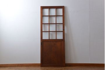 市松模様ガラスの背の高いガラス格子戸