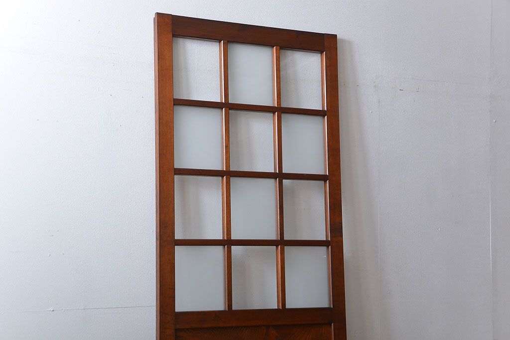 市松模様ガラスの背の高いガラス格子戸