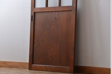 市松模様ガラスの背の高いガラス格子戸