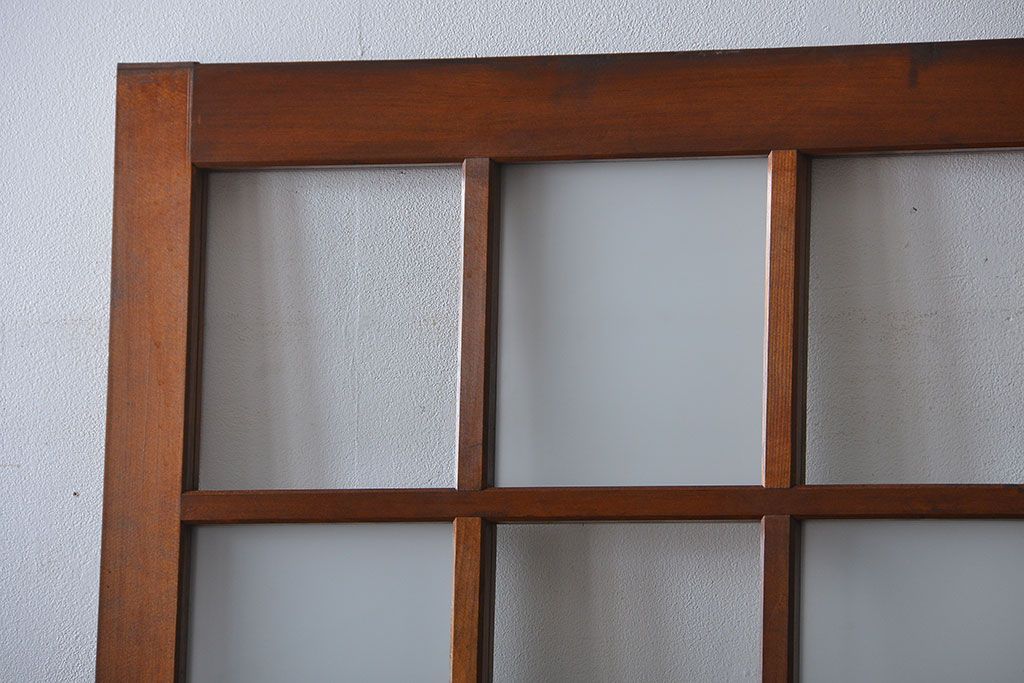 市松模様ガラスの背の高いガラス格子戸