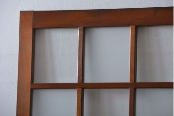 市松模様ガラスの背の高いガラス格子戸