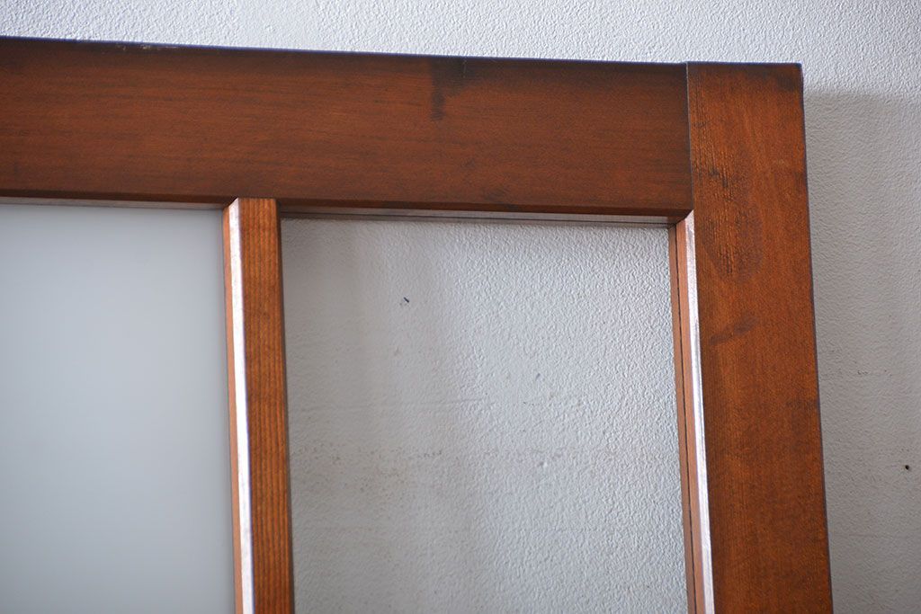 市松模様ガラスの背の高いガラス格子戸