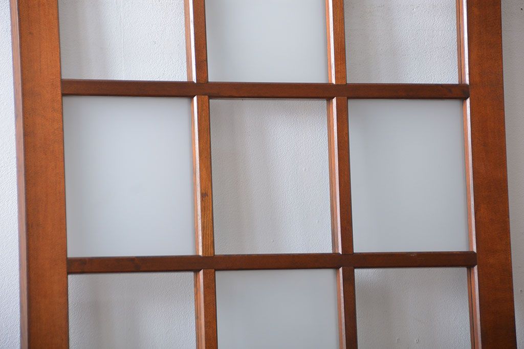 市松模様ガラスの背の高いガラス格子戸