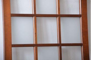 市松模様ガラスの背の高いガラス格子戸