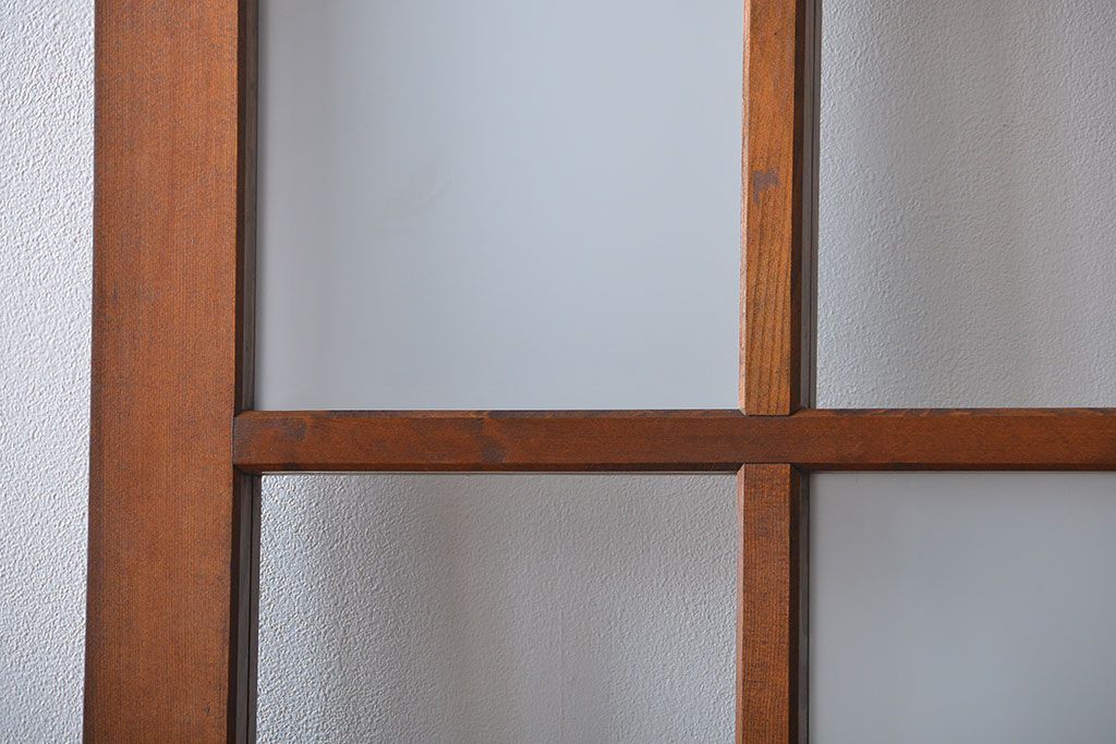 市松模様ガラスの背の高いガラス格子戸